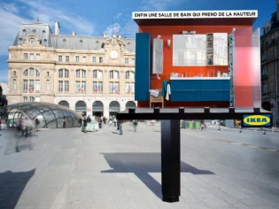 Une salle de bains perchée à 2 mètres de haut en plein Paris