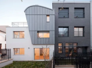 Un bâtiment tertiaire reconverti en sept maisons individuelles