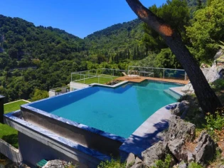 Le marché de la piscine sort la tête de l'eau