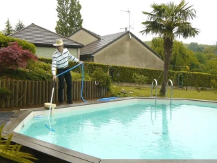 Un aspirateur de piscine qui capte la poussière sans électricité