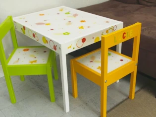 Customiser un meuble pour votre enfant et avec lui : une table et des chaises