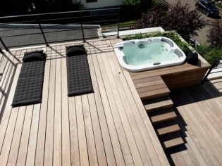 Une terrasse en bois pour une maison au naturel