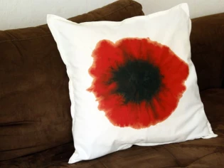 Déco à faire soi-même : Des coussins coquelicots en tie and dye