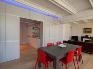 Un meuble de rangement qui dessert toutes les pièces d'un appartement