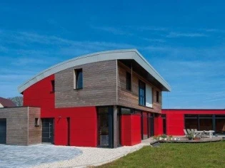 Une maison passive avec piscine aux formes arrondies