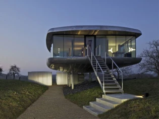 Maison d'architecte : deux coques de bateau juchées sur pilotis