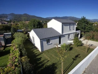 Une éco-surélévation sur une maison Phénix en Corse