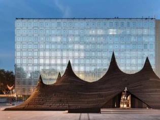 Une tente recouverte de laine de chameau se dresse au pied de l'Institut du monde arabe