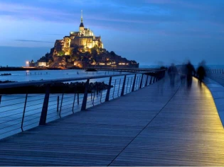 Le Mont-Saint-Michel se dote d'un chemin de lumière