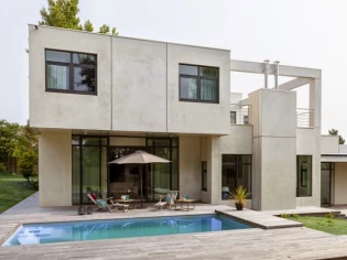 Maison d'architecte : une villa cubique au charme naturel caché