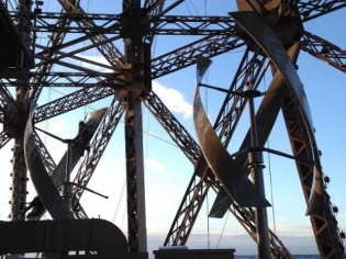 La tour Eiffel se mue en éolienne