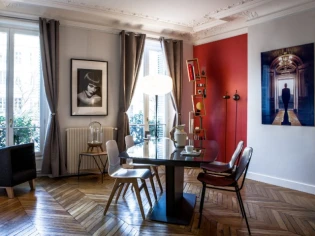 Un appartement de style transformé en galerie d'art