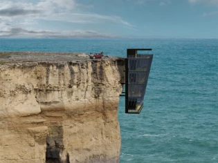 Une maison vertigineuse adossée à une falaise 