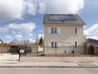 Une maison à énergie positive et à bas coût montée en une journée