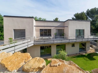 Une maison passive érigée dans la roche avignonnaise