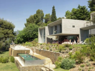 Maison d'architecte : quatre cubes réfléchissants fondus dans la végétation