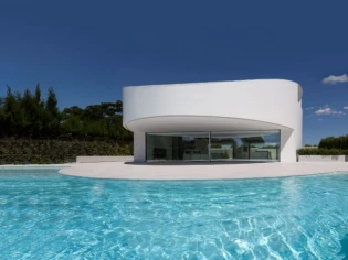 Maison d'architecte : un bijou blanc dans un écrin de verdure