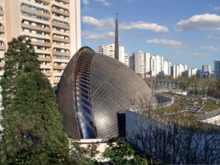 Une cathédrale sous deux coques en bois