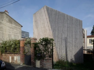 Maison d'architecte : Un écrin de bois poétique et créatif à Montreuil