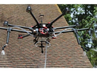 Quand les drones volent au secours de nos toitures pour les nettoyer