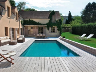 Une piscine familiale entre bois et pierre naturelle 