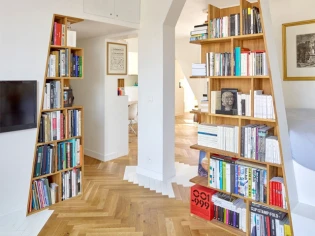 Un appartement dynamisé et structuré par des livres