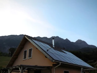 Une maison indépendante énergétiquement grâce à des panneaux solaires hybrides