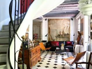 Une maison galerie parisienne aux accents de campagne