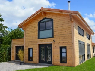 Une maison en bois massif inspirée des chalets scandinaves