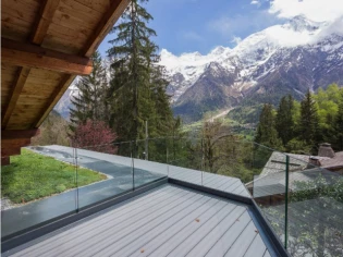 Un chalet moderne perché sur un promontoire