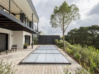 Piscine : un abri plat moderne entre  terre et mer 