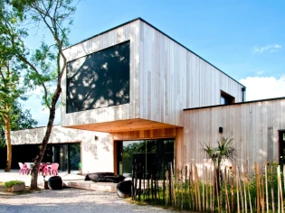 Une maison d'architecte construite entre les arbres