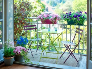 Petit balcon : dix aménagements gain de place