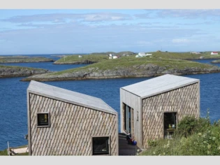 Des maisons d'artistes revêtues de bois au bord du cercle Arctique