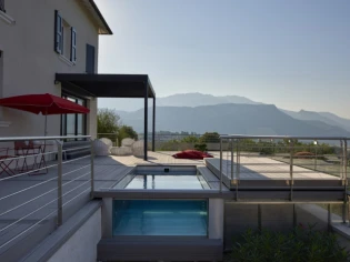 Une piscine spa transparente édifiée à flanc de montagne