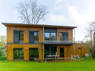 Une maison passive en bois bâtie à l'orée de la forêt