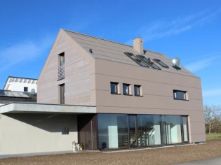 Des mille-feuilles de bois pour les murs d'une maison écologique