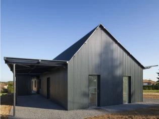 Tôle noire et intérieur bois clair sur une colline de Dordogne