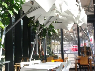 Une pergola comme une oeuvre d'art exposée à la Petite Halle de la Villette