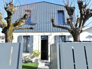 Avant/Après : Surélévation métallique pour une maison au style industriel