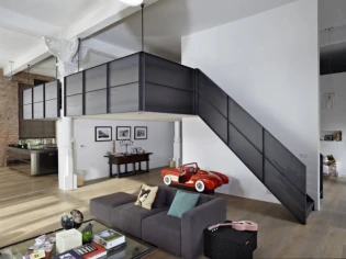 Un loft combine style industriel et élégance du blanc