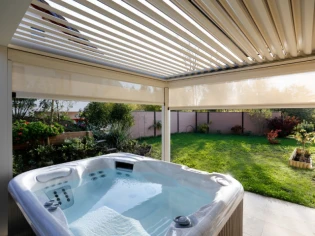 Un spa protégé par une pergola bioclimatique