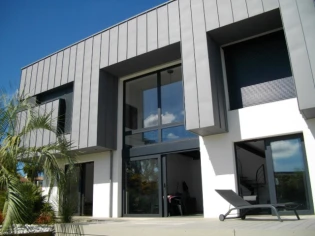 Zinc et métal noir pour une villa bordelaise au style industriel