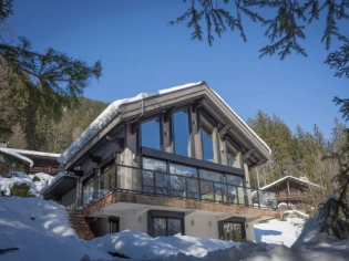 Un chalet modernisé devient miroir du Mont-Blanc