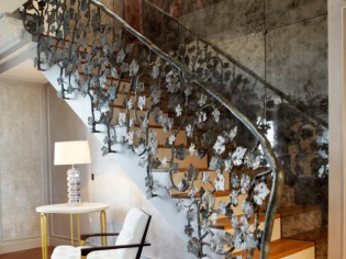 Un escalier éclairé et sublimé par un mur de miroirs argentés