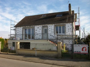 Isolation thermique par l'extérieur pour une maison des années 60 : les coulisses du chantier