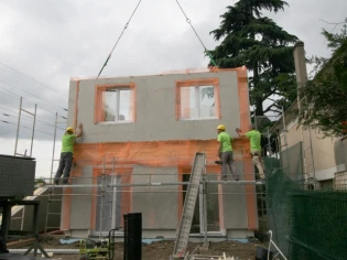 Sous vos yeux, une maison à énergie positive sort de terre 