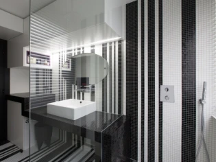 Une salle de bains graphique chic grâce à de la mosaïque