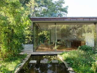 Une maison d'architecte transparente entre terre et rivière