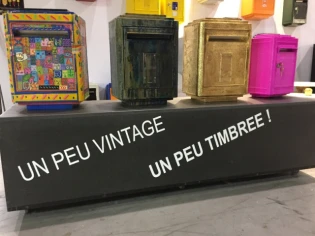 Quand la boîte aux lettres de la Poste devient un objet de décoration...